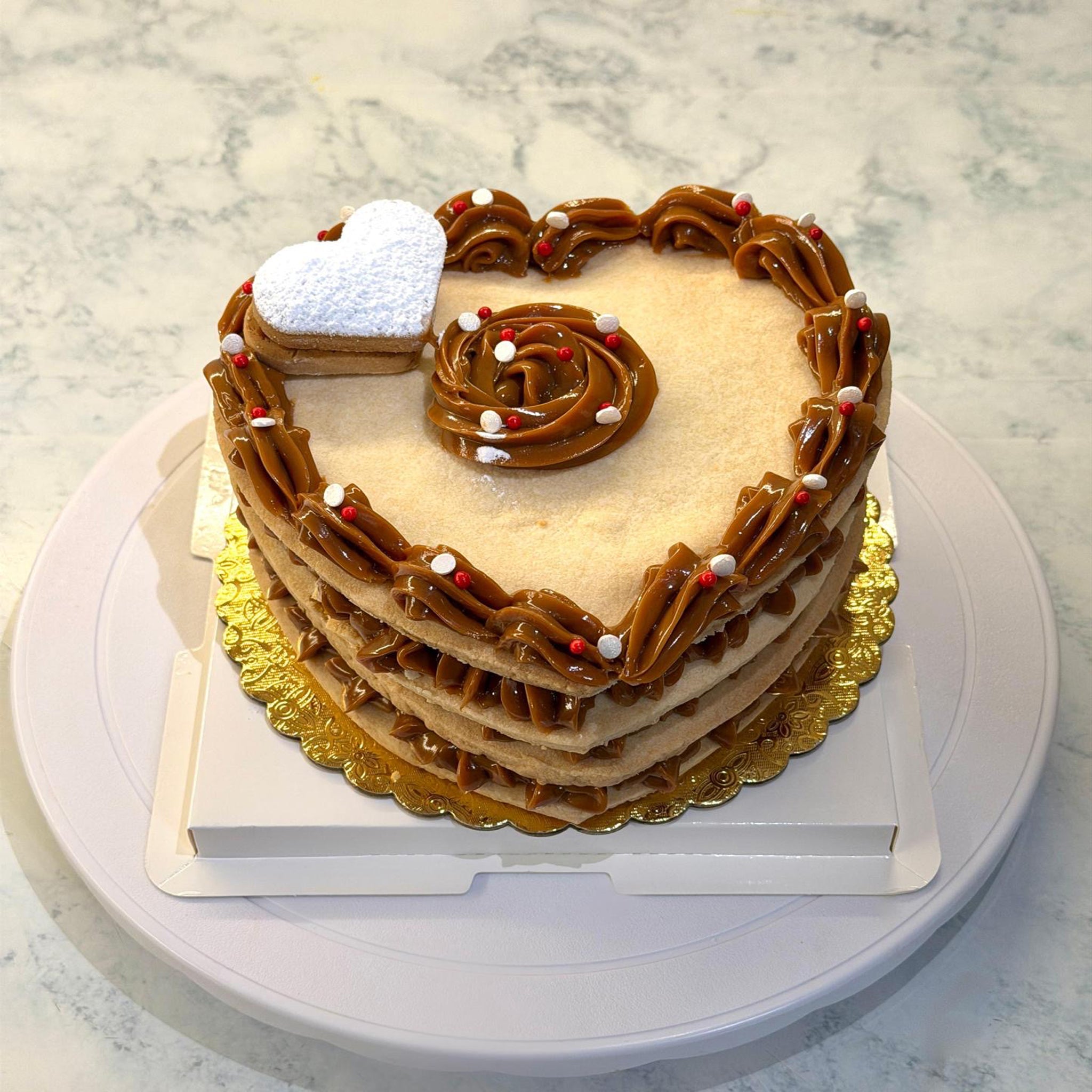 Torta de Alfajor con Manjar Blanco Valentine's Day